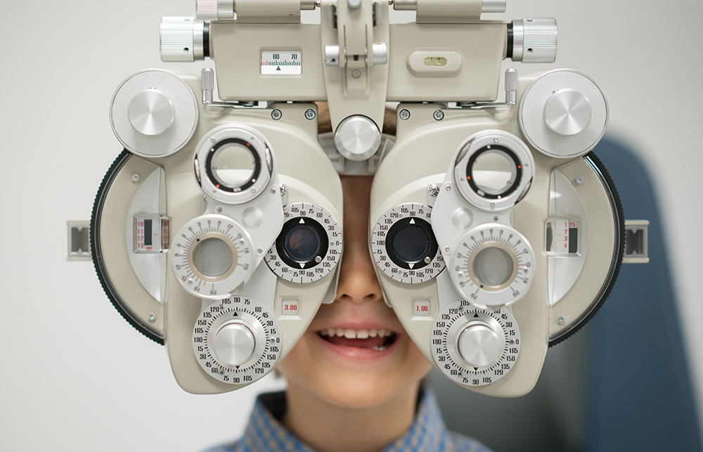 HipermetropiaHipermetropia é um distúrbio visual em que os raios luminosos não fixam na retina, área responsável pela visão. Eles se formam atrás dela, fazendo com que a visão pra perto fique embaçada. Isso pode ocorrer por diversos fatores, mas na maioria das vezes ocorre porque o globo ocular é muito pequeno. A correção pode ser feita pela prescrição de óculos e lentes de contato, somente feito por um médico. A correção definitiva é possível através de cirurgias refrativas.